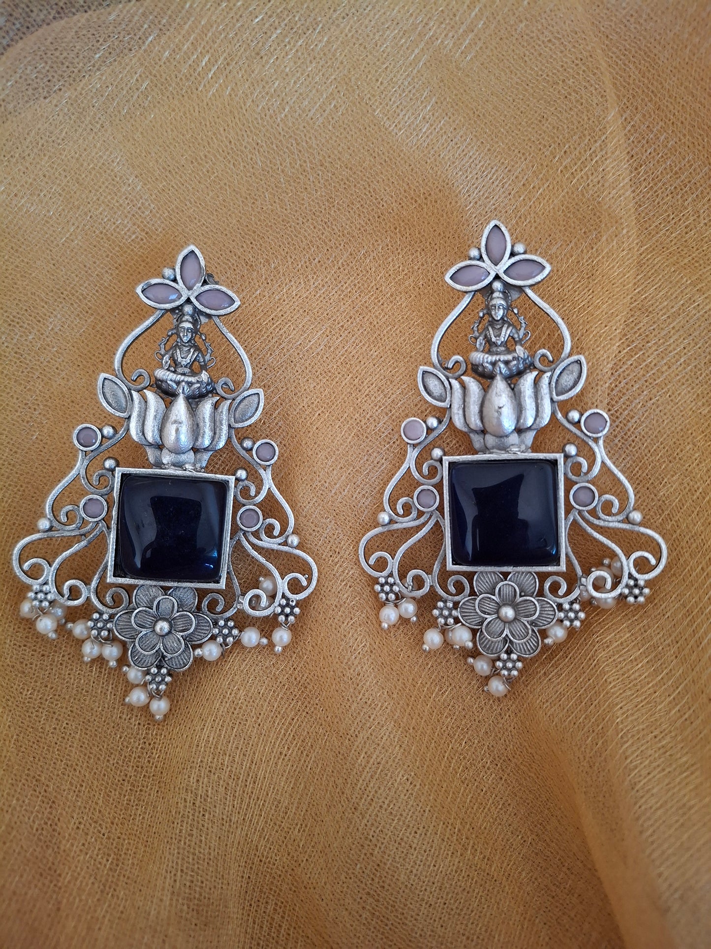 NAVY BLUE KIARA SILVER DANGLER