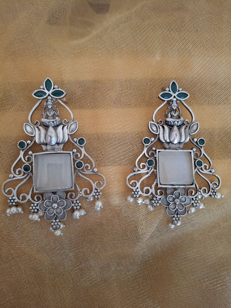 WHITE KIARA SILVER DANGLER