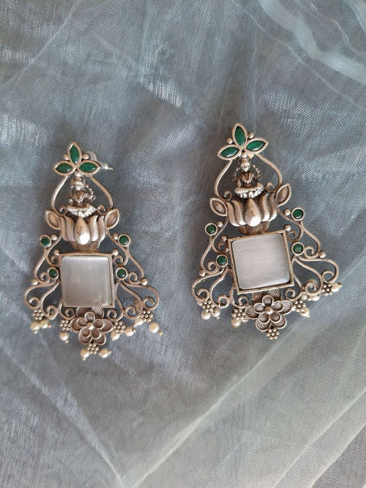 WHITE KIARA SILVER DANGLER