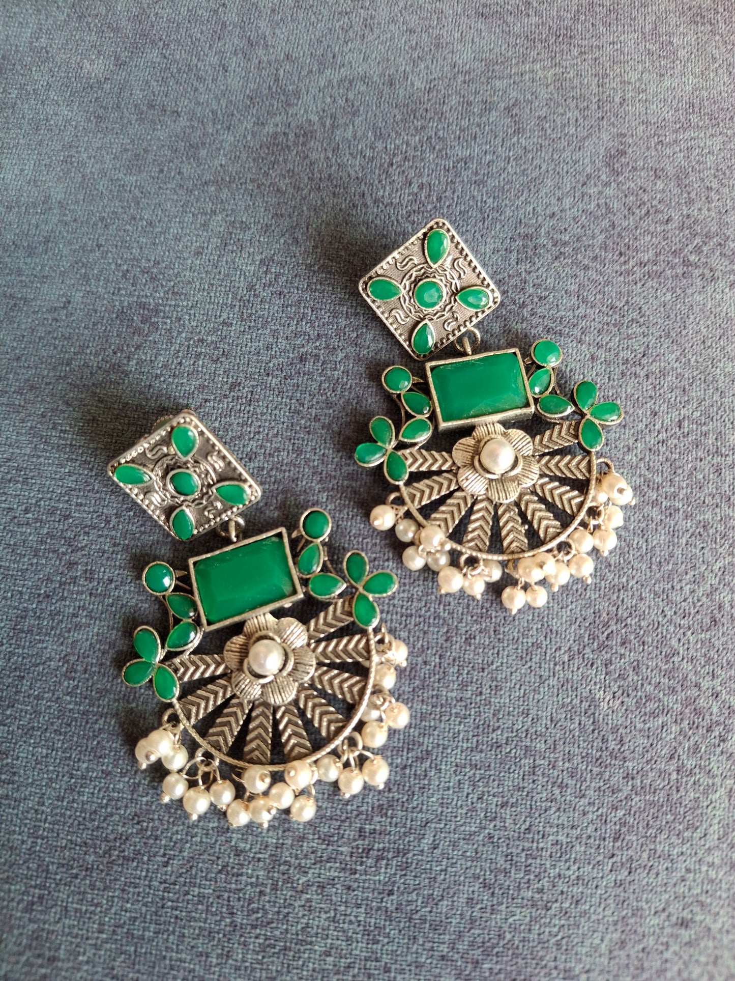EMERALD JISHA SILVER POLISHED DANGLERS