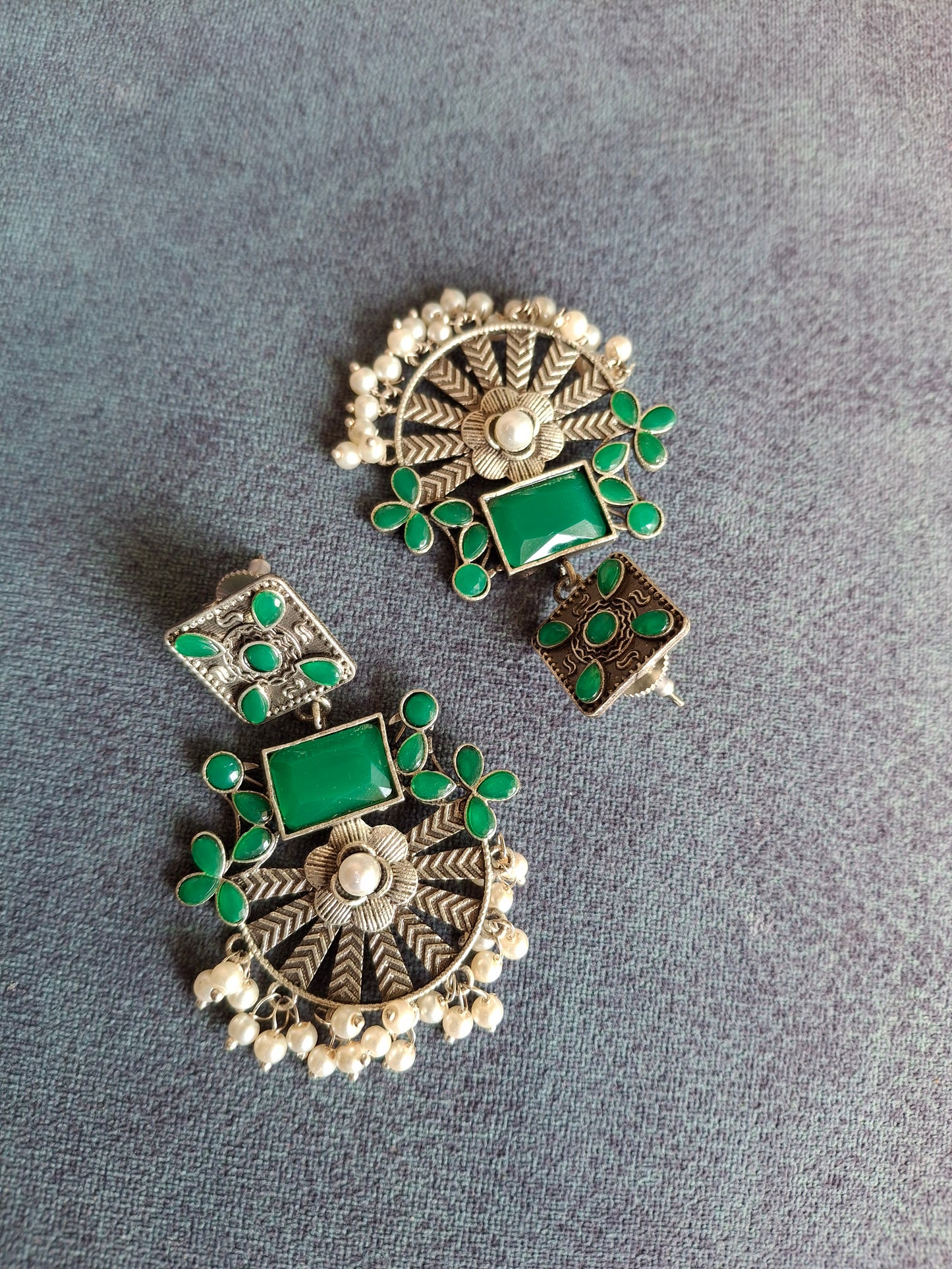 EMERALD JISHA SILVER POLISHED DANGLERS