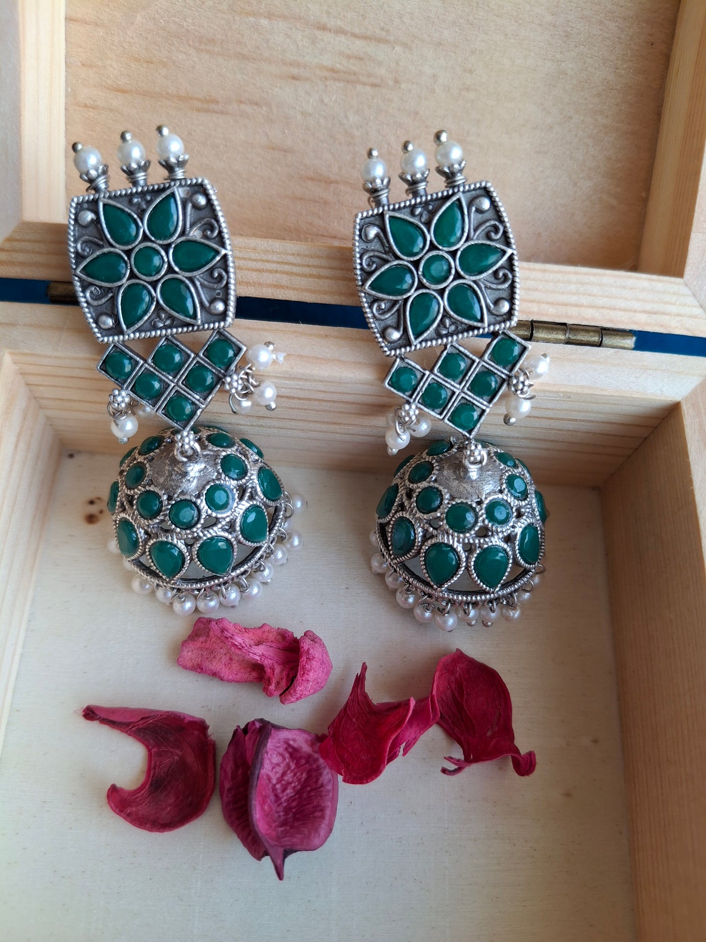 EMERALD MAHIRA SILVER POLISHED JHUMKI
