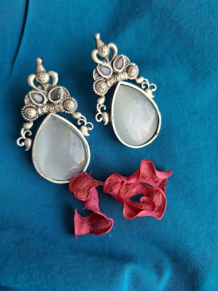 WHITE MIRAYA SILVER POLISHED DANGLER