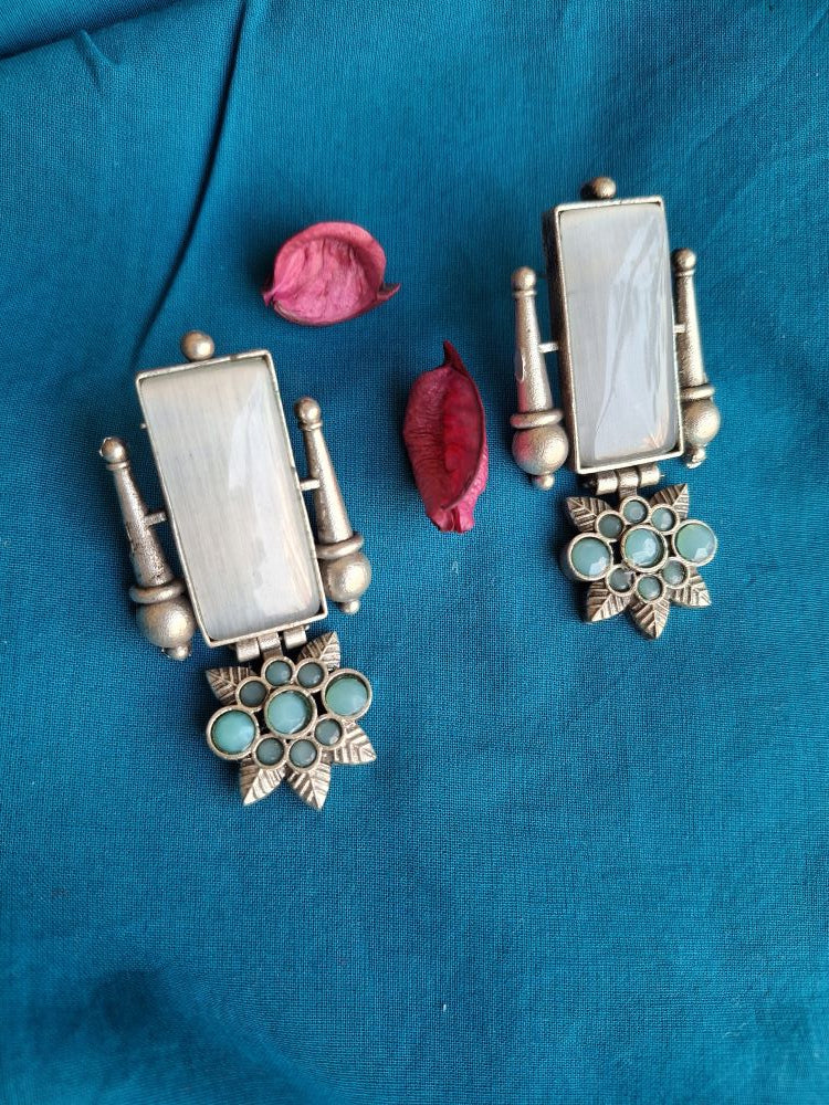 WHITE MISHITA SILVER POLISH DANGLER