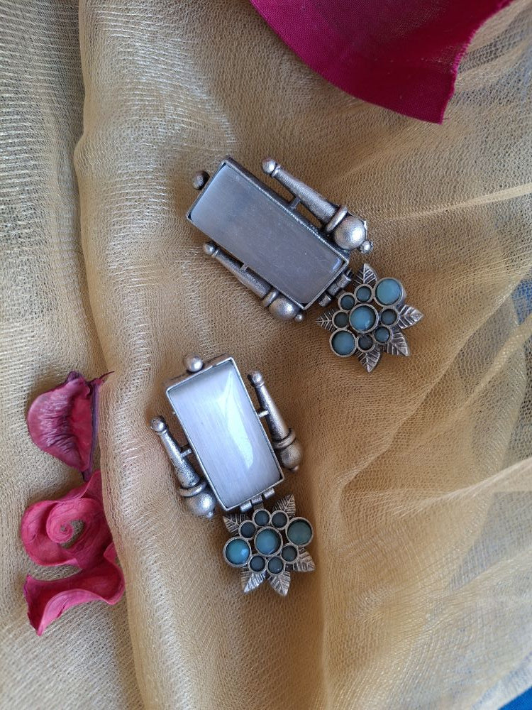 WHITE MISHITA SILVER POLISH DANGLER