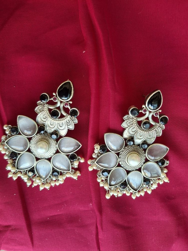 GRAY AARNA SILVER POLISHED DANGLER