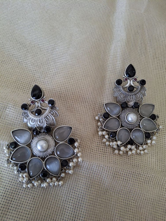 GRAY AARNA SILVER POLISHED DANGLER